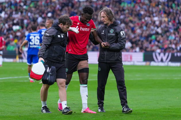 04.09.2026, xydrx, Herren, Fußball, 2.Bundesliga, Hannover 96 - Karlsruher SC, Saison 2026 2027, Heinz von Heiden Arena: Mustapha Bundu (Hannover 96, 7) muss verletzt Ausgewechselt werden DFB regulations prohibit any use of photographs as image sequences and or quasi-video. Copyright: HMBxMedia YannisxDreimann