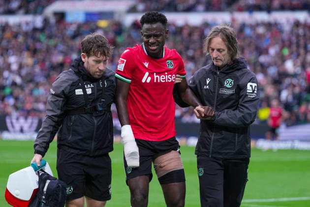 04.09.2026, xydrx, Herren, Fußball, 2.Bundesliga, Hannover 96 - Karlsruher SC, Saison 2026 2027, Heinz von Heiden Arena: Mustapha Bundu (Hannover 96, 7) muss verletzt Ausgewechselt werden DFB regulations prohibit any use of photographs as image sequences and or quasi-video. Copyright: HMBxMedia YannisxDreimann