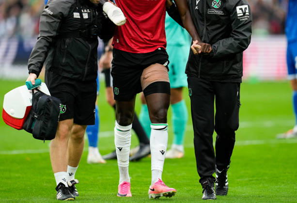 Mustapha Bundu (Hannover 96, 7) wird nach einer Verletzung in der ersten Halbzeit vom Platz begleitet. GER, Hannover 96 vs Karlsruher SC, 2. Bundesliga, 4. Spieltag, Saison 2026-27, Heinz von Heiden Arena, Hannover, 04.09.2026 DFL REGULATIONS PROHIBIT ANY USE OF PHOTOGRAPHS AS IMAGE SEQUENCES AND OR QUASI-VIDEO GER, Hannover 96 vs Karlsruher SC, 2. Bundesliga, 4. Spieltag, Saison 2026-27, 04.09.2026 Hannover Copyright: xEibner-Pressefoto ScottxColemanx EP_SCN
