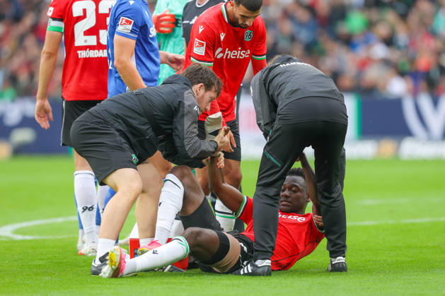 04.09.2026, xtgx, Fussball - 2.Bundesliga Hannover 96 - Karlsruher SC emspor, v.l. Mustapha Bundu (Hannover, 7) verletzt sich beim Torschuss, schiesst den Ball aufs Tor, Schuss, Verletzung (DFL DFB REGULATIONS PROHIBIT ANY USE OF PHOTOGRAPHS as IMAGE SEQUENCES and or QUASI-VIDEO) Hannover