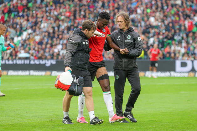 04.09.2026, xtgx, Fussball - 2.Bundesliga Hannover 96 - Karlsruher SC emspor, v.l. Mustapha Bundu (Hannover, 7) verletzt sich beim Torschuss, schiesst den Ball aufs Tor, Schuss, Verletzung (DFL DFB REGULATIONS PROHIBIT ANY USE OF PHOTOGRAPHS as IMAGE SEQUENCES and or QUASI-VIDEO) Hannover
