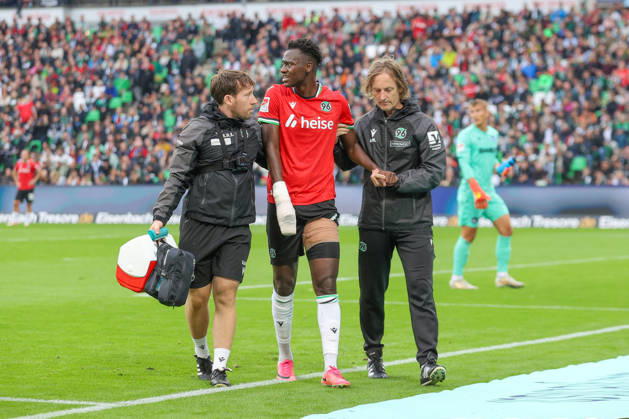 04.09.2026, xtgx, Fussball - 2.Bundesliga Hannover 96 - Karlsruher SC emspor, v.l. Mustapha Bundu (Hannover, 7) verletzt sich beim Torschuss, schiesst den Ball aufs Tor, Schuss, Verletzung (DFL DFB REGULATIONS PROHIBIT ANY USE OF PHOTOGRAPHS as IMAGE SEQUENCES and or QUASI-VIDEO) Hannover