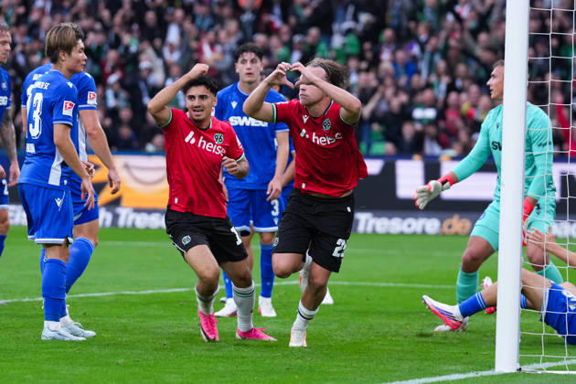 04.09.2026, xydrx, Herren, Fußball, 2.Bundesliga, Hannover 96 - Karlsruher SC, Saison 2026 2027, Heinz von Heiden Arena: Torjubel nach dem Tor zum 1:0 für Hannover 96 durch Torschütze Lars Gindorf (Hannover 96, 25) zusammen mit Husseyn Chakroun (Hannover 96, 14) DFB regulations prohibit any use of photographs as image sequences and or quasi-video. Copyright: HMBxMedia YannisxDreimann