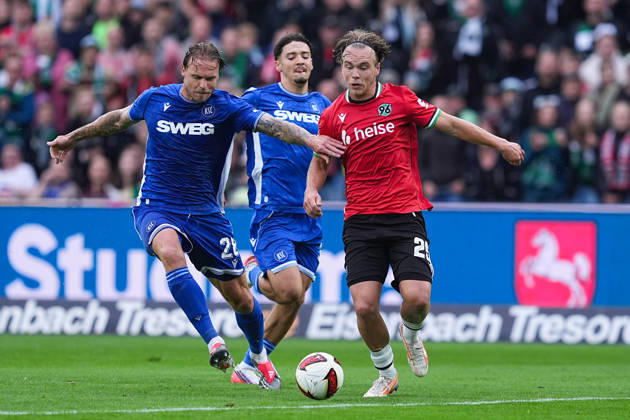 04.09.2026, xydrx, Herren, Fußball, 2.Bundesliga, Hannover 96 - Karlsruher SC, Saison 2026 2027, Heinz von Heiden Arena: Marcel Franke (Karlsruher SC, 28) und Rafael Pinto Pedrosa (Karlsruher SC, 36) im Zweikampf gegen Lars Gindorf (Hannover 96, 25) DFB regulations prohibit any use of photographs as image sequences and or quasi-video. Copyright: HMBxMedia YannisxDreimann