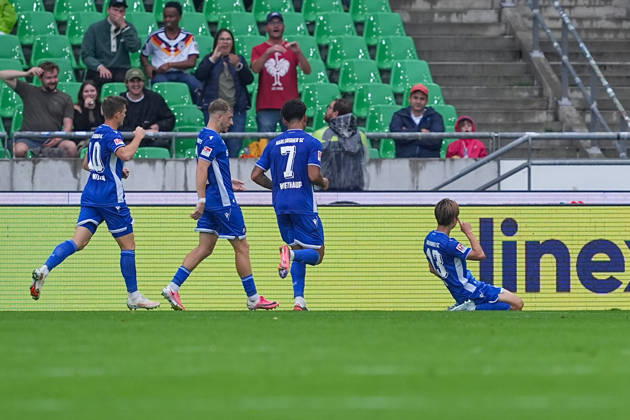 04.09.2026, xydrx, Herren, Fußball, 2.Bundesliga, Hannover 96 - Karlsruher SC, Saison 2026 2027, Heinz von Heiden Arena: Torjubel nach dem Tor zum 1:1 für den Karlsruher SC durch Torschütze Shio Fukuda (Karlsruher SC, 13) zusammen mit Marvin Wanitzek (Karlsruher SC, 10) und Noel Eichinger (Karlsruher SC, 11) Kevin Wiethaup (Karlsruher SC, 7) DFB regulations prohibit any use of photographs as image sequences and or quasi-video. Copyright: HMBxMedia YannisxDreimann