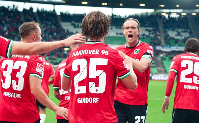 Deutschland: Fussball 2.Bundesliga 2026 2027, 4. Spieltag - Hannover 96 vs Karlsruher SC - Heinz von Heiden Arena Stadion (Hannover): Tor und Torjubel zum Lars Gindorf (Hannover 96, 25) Stefan Teitur ÃžorÃ°arson Stefan Teitur Thordarson (Hannover 96, 23) Copyright: xAymanxAlahmedx