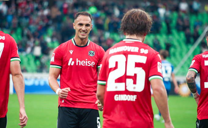Deutschland: Fussball 2.Bundesliga 2026 2027, 4. Spieltag - Hannover 96 vs Karlsruher SC - Heinz von Heiden Arena Stadion (Hannover): Tor und Torjubel zum Lars Gindorf (Hannover 96, 25) Virgil GhiÅ£Äƒ Virgil Ghita (Hannover 96, 5) Copyright: xAymanxAlahmedx