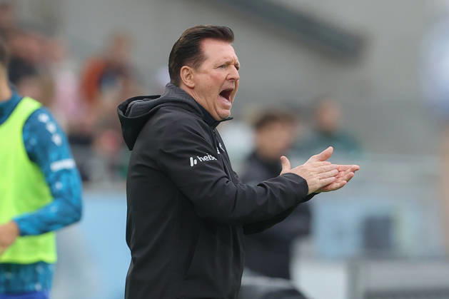 04.09.2026, xtgx, Fussball 2. Bundesliga, Hannover 96 - Karlsruher SC, v.l. Christian Titz (Hannover, Trainer) gibt Anweisungen, gestikuliert mit den Armen, gesticulate, gives instructions (DFL DFB REGULATIONS PROHIBIT ANY USE OF PHOTOGRAPHS as IMAGE SEQUENCES and or QUASI-VIDEO) Hannover