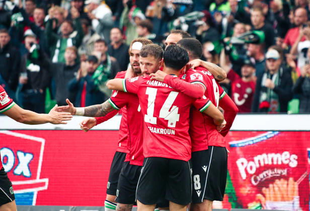 Deutschland: Fussball 2.Bundesliga 2026 2027, 4. Spieltag - Hannover 96 vs Karlsruher SC - Heinz von Heiden Arena Stadion (Hannover): Tor und Torjubel zum Marcel Hartel (Hannover 96, 10) Husseyn Chakroun (Hannover 96, 14) Stefan Teitur ÃžorÃ°arson Stefan Teitur Thordarson (Hannover 96, 23) Waniss TaÃ¯bi Waniss Taibi (Hannover 96, 8) Copyright: xAymanxAlahmedx