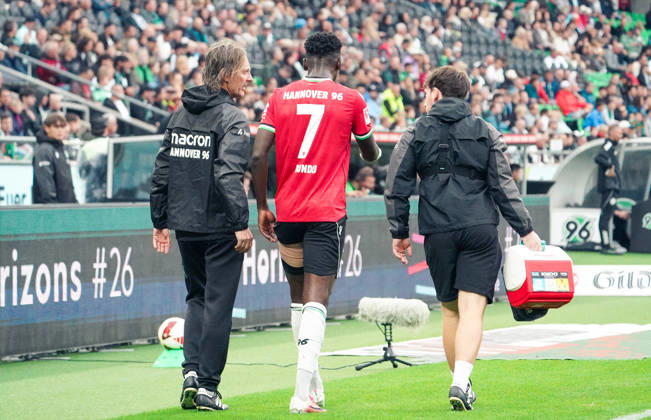 Deutschland: Fussball 2.Bundesliga 2026 2027, 4. Spieltag - Hannover 96 vs Karlsruher SC - Heinz von Heiden Arena Stadion (Hannover): Verletzung des Spielers Mustapha Bundu (Hannover 96, 7) Copyright: xAymanxAlahmedx