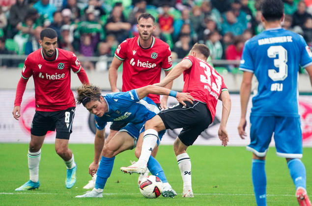 Deutschland: Fussball 2.Bundesliga 2026 2027, 4. Spieltag - Hannover 96 vs Karlsruher SC - Heinz von Heiden Arena Stadion (Hannover): im Zweikampf Shio Fukuda (Karlsruher SC, 13) Maurice Neubauer (Hannover 96, 33) Copyright: xAymanxAlahmedx