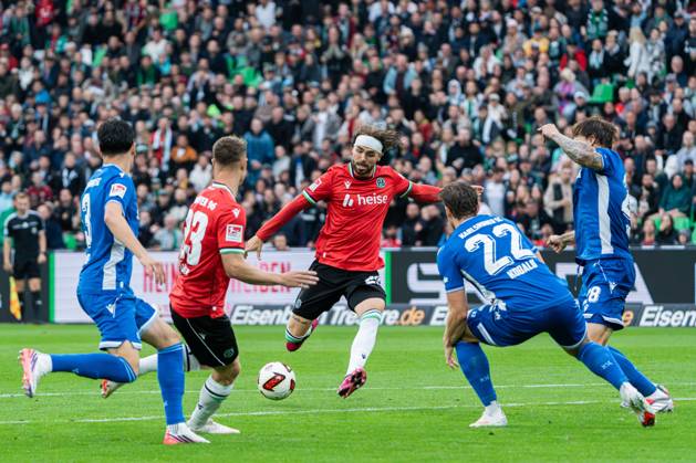 Hannover, Deutschland 04. September 2026: 2. BL - 2026 2027 - Sp. 4 - Hannover 96 gegen Karlsruher SC Im Bild: v. li. im Zweikampf Deniz Ofli (KSC), Maurice Neubauer (H96), Stefan Teitur Thordarson (H96), Christoph Kobald (KSC) und Marcel Franke (KSC) DFL DFB regulations prohibit any use of photographs as image sequences and or quasi-video Heinz von Heiden Arena Niedersachsen Copyright: xFotostandx xKruczynskix