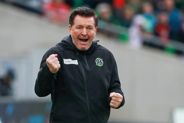 2. Bundesliga - Hannover 96 - Karlsruher SC am 04.09.2026 in der Heinz von Heiden Arena in Hannover Trainer Christian Titz (Hannover) gestikuliert