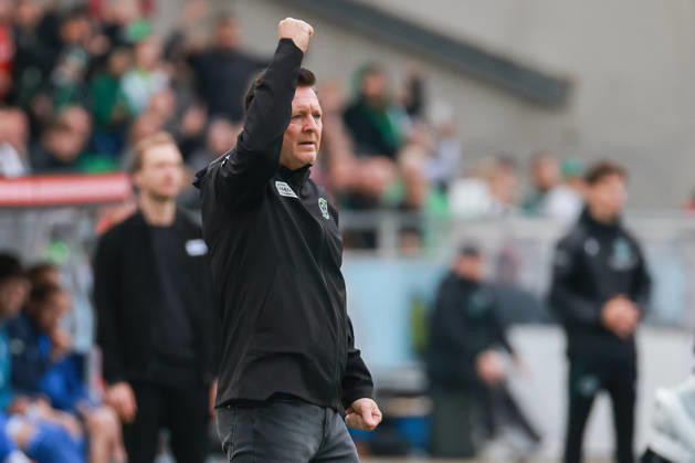2. Bundesliga - Hannover 96 - Karlsruher SC am 04.09.2026 in der Heinz von Heiden Arena in Hannover Trainer Christian Titz (Hannover) jubelt und freut sich über das Tor zum 1 zu 0