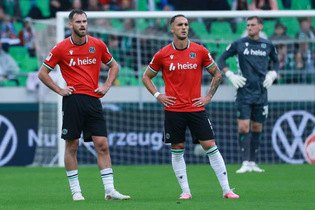 2. Bundesliga - Hannover 96 - Karlsruher SC am 04.09.2026 in der Heinz von Heiden Arena in Hannover Boris Tomiak (Hannover 3) und Virgil Ghita (Hannover 5)