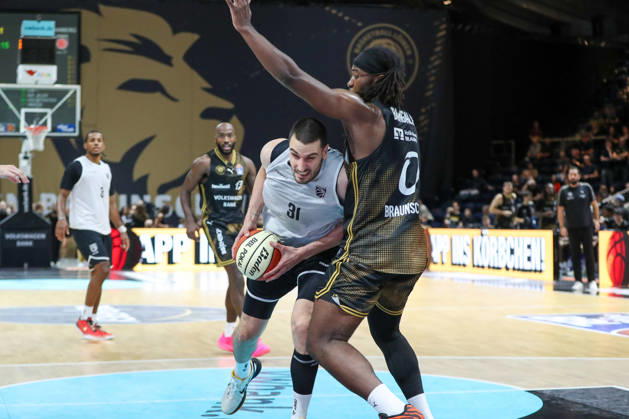 04.09.2026, xgox, Basketball - Testspiel Basketball Loewen Braunschweig - Bamberg Baskets emspor, v.l. Daniel Keppeler (Bamberg, 31), Zaba Bangala (Braunschweig, 0) Zweikampf, Duell, Kampf, tackle Braunschweig