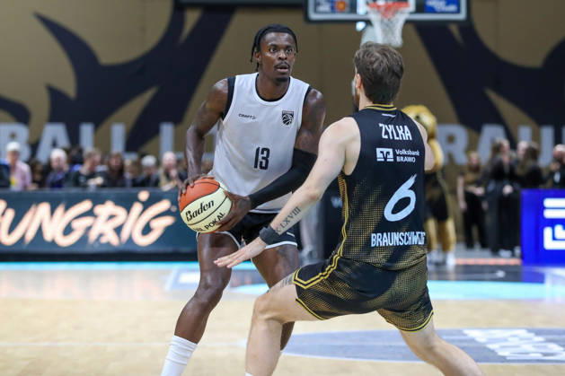04.09.2026, xgox, Basketball - Testspiel Basketball Loewen Braunschweig - Bamberg Baskets emspor, v.l. Trevon Scott (Bamberg, 13) am Ball, plays the ball Braunschweig
