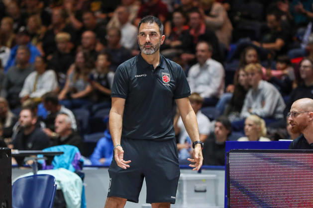 04.09.2026, xgox, Basketball - Testspiel Basketball Loewen Braunschweig - Bamberg Baskets emspor, v.l. Jesus Ramirez (Bamberg, Trainer) gibt Anweisungen, gestikuliert mit den Armen, gesticulate, gives instructions Braunschweig