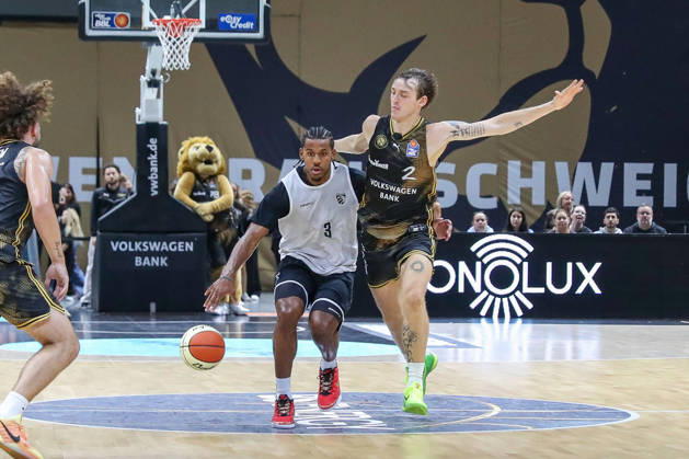 04.09.2026, xgox, Basketball - Testspiel Basketball Loewen Braunschweig - Bamberg Baskets emspor, v.l. Jordan Jones (Bamberg, 4), Benjamin Schröder (Braunschweig, 2) Zweikampf, Duell, Kampf, tackle Braunschweig