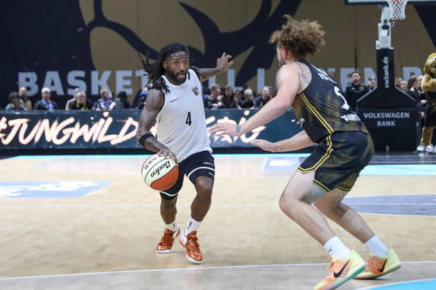 04.09.2026, xgox, Basketball - Testspiel Basketball Loewen Braunschweig - Bamberg Baskets emspor, v.l. Jordan Jones (Bamberg, 4) am Ball, plays the ball Braunschweig