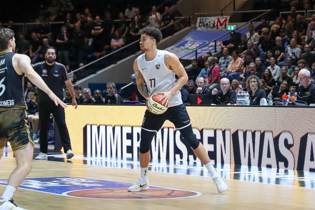 04.09.2026, xgox, Basketball - Testspiel Basketball Loewen Braunschweig - Bamberg Baskets emspor, v.l. Joshua Obiesie (Bamberg, 77) am Ball, plays the ball Braunschweig