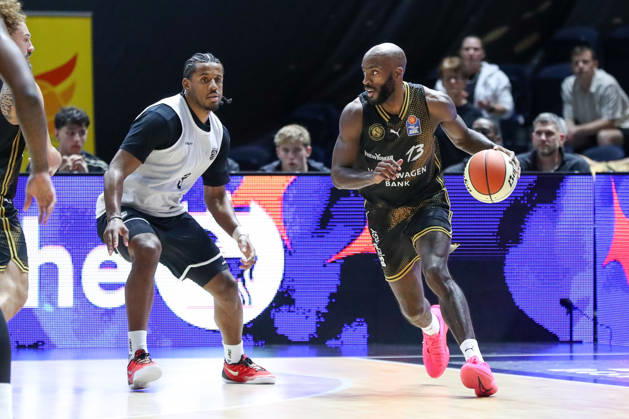 04.09.2026, xgox, Basketball - Testspiel Basketball Loewen Braunschweig - Bamberg Baskets emspor, v.l. Sheldon Edwards (Braunschweig, 13) am Ball, plays the ball Braunschweig