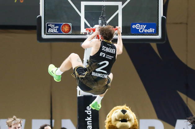 04.09.2026, xgox, Basketball - Testspiel Basketball Loewen Braunschweig - Bamberg Baskets emspor, v.l. Benjamin Schröder (Braunschweig, 2) hängt am Korb Braunschweig