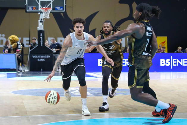 04.09.2026, xgox, Basketball - Testspiel Basketball Loewen Braunschweig - Bamberg Baskets emspor, v.l. Joshua Obiesie (Bamberg, 77), Chip Flanigan (Braunschweig, 30) Zweikampf, Duell, Kampf, tackle Braunschweig