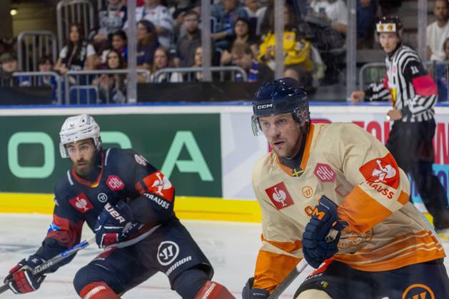 (Mannheim, Germany, 26 09 04) CHL (Champions Hockey League) 2026 27, Match day one: Adler Mannheim (Germany) vs. Växjö Lakers (Sweden) Pictured: Joel Persson (94, Växjö) and Anthony Greco (44, Mannheim) Mannheim Baden-Wurttemberg Germany Copyright: xUdoxHerrmannx
