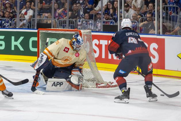 (Mannheim, Germany, 26 09 04) CHL (Champions Hockey League) 2026 27, Match day one: Adler Mannheim (Germany) vs. Växjö Lakers (Sweden) Anthony Greco (44, Mannheim) with a great chance to score for the Adler Mannheim Baden-Wurttemberg Germany Copyright: xUdoxHerrmannx