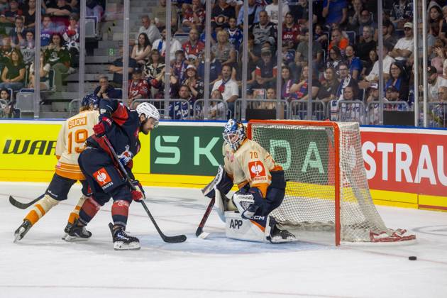 (Mannheim, Germany, 26 09 04) CHL (Champions Hockey League) 2026 27, Match day one: Adler Mannheim (Germany) vs. Växjö Lakers (Sweden) Kris Bennett (21, Mannheim) with a good chance to score Mannheim Baden-Wurttemberg Germany Copyright: xUdoxHerrmannx
