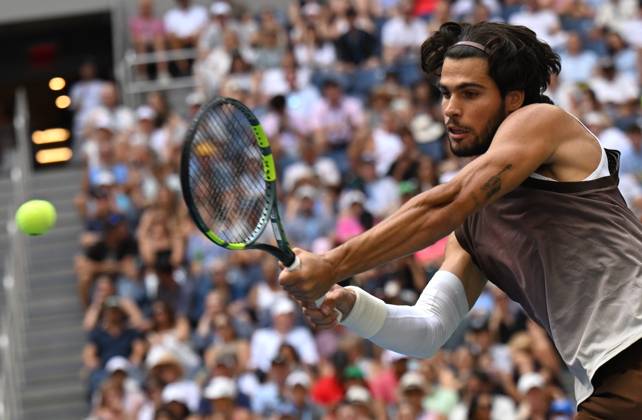 (260905) -- NEW YORK, Sept. 5, 2026 -- Carlos Alcaraz of Spain returns the ball during the men s singles third round match against Wu Yibing of China at the 2026 US Open tennis championships in New York, the United States, Sept. 4, 2026. ) (SP)U.S.-NEW YORK-TENNIS-US OPEN-MEN S SINGLES LixRui 