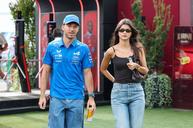 Pierre Gasly (BWT Alpine 10) und Freundin Francisca Kika Cerqueira Gomes kommen am Paddock an, 3 Freies Training, Grosser Preis von Italien, Motorsport, Herren, Formel 1, 05.09.2026 Monza Lombardei Italien