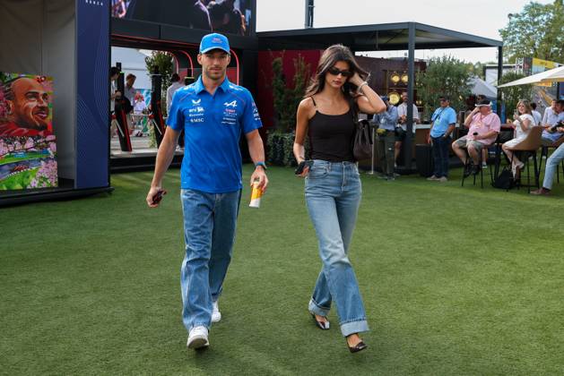 Pierre Gasly (BWT Alpine 10) und Freundin Francisca Kika Cerqueira Gomes kommen am Paddock an, 3 Freies Training, Grosser Preis von Italien, Motorsport, Herren, Formel 1, 05.09.2026 Monza Lombardei Italien