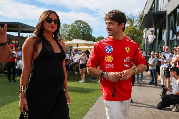 Charles Leclerc (Scuderia Ferrari HP 16) und Ehefrau Alexandra Saint Mleux mit Babybauch kommen am Paddock an, 3 Freies Training, Grosser Preis von Italien, Motorsport, Herren, Formel 1, 05.09.2026 Monza Lombardei Italien
