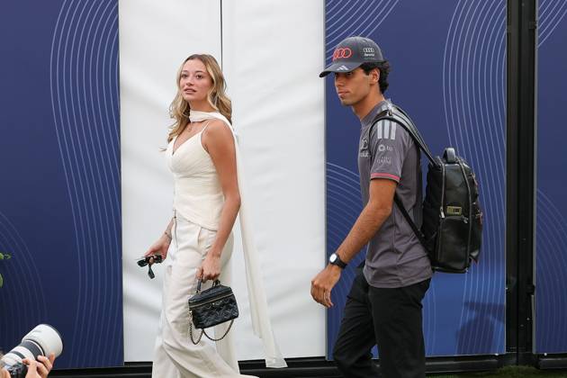 Gabriel Bortoleto (Revolut Audi 5) und Partnerin Isabella Bernardini kommen am Paddock an, 3 Freies Training, Grosser Preis von Italien, Motorsport, Herren, Formel 1, 05.09.2026 Monza Lombardei Italien