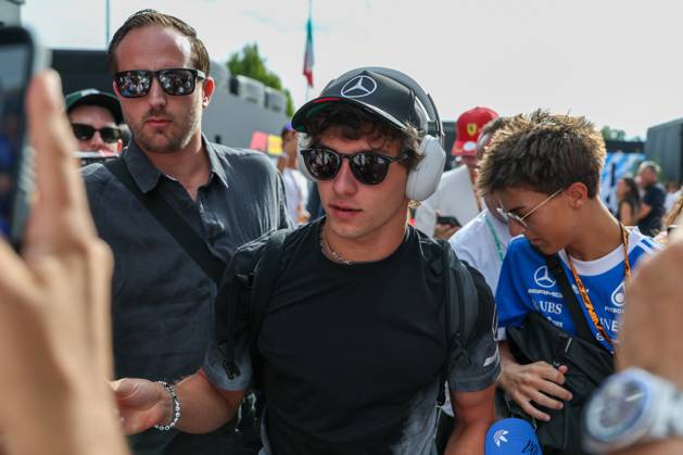 Kimi Antonelli (Mercedes-AMG Petronas 12) kommt am Paddock an und wird von Fans umringelt, 3 Freies Training, Grosser Preis von Italien, Motorsport, Herren, Formel 1, 05.09.2026 Monza Lombardei Italien