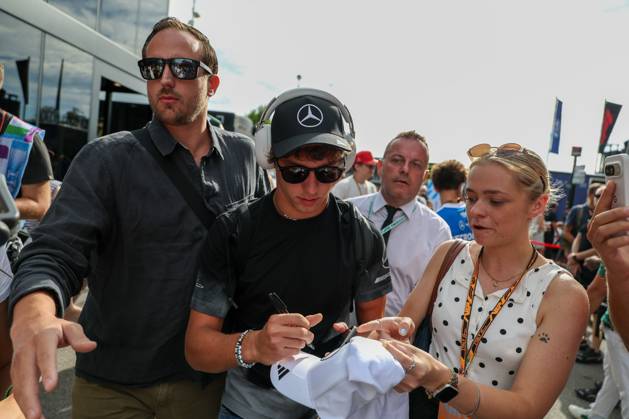 Kimi Antonelli (Mercedes-AMG Petronas 12) kommt am Paddock an und wird von Fans umringelt, 3 Freies Training, Grosser Preis von Italien, Motorsport, Herren, Formel 1, 05.09.2026 Monza Lombardei Italien