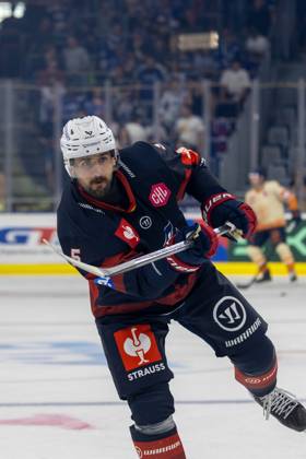 (Mannheim, Germany, 26 09 04) CHL (Champions Hockey League) 2026 27, Match day one: Adler Mannheim (Germany) vs. Växjö Lakers (Sweden) Tobias Fohrler (5, Mannheim) during the warm-up Mannheim Baden-Wurttemberg Germany Copyright: xUdoxHerrmannx