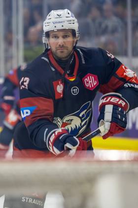 (Mannheim, Germany, 26 09 04) CHL (Champions Hockey League) 2026 27, Match day one: Adler Mannheim (Germany) vs. Växjö Lakers (Sweden) Brooks Macek (13, Mannheim) during the warm-up Mannheim Baden-Wurttemberg Germany Copyright: xUdoxHerrmannx