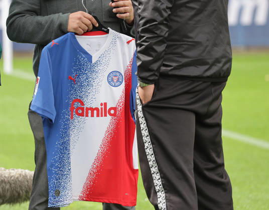 Sondertrikot 80 Jahre Schleswig Holstein Fussball, Herren, Saison 2026 2027, 2.BL, Holstein Stadion, Holstein Kiel gegen 1.FC Nuernberg DFL REGULATIONS PROHIBIT ANY USE OF PHOTOGRAPHS AS IMAGE SEQUENCES AND OR QUASI-VIDEO.