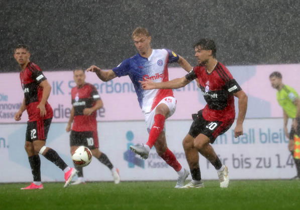 Duell zwischen Kasper Davidsen (Holstein Kiel) und Fynn Otto (1.FC Nuernberg) Fussball, Herren, Saison 2026 2027, 2.BL, Holstein Stadion, Holstein Kiel gegen 1.FC Nuernberg DFL REGULATIONS PROHIBIT ANY USE OF PHOTOGRAPHS AS IMAGE SEQUENCES AND OR QUASI-VIDEO.