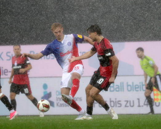 Duell zwischen Kasper Davidsen (Holstein Kiel) und Fynn Otto (1.FC Nuernberg) Fussball, Herren, Saison 2026 2027, 2.BL, Holstein Stadion, Holstein Kiel gegen 1.FC Nuernberg DFL REGULATIONS PROHIBIT ANY USE OF PHOTOGRAPHS AS IMAGE SEQUENCES AND OR QUASI-VIDEO.