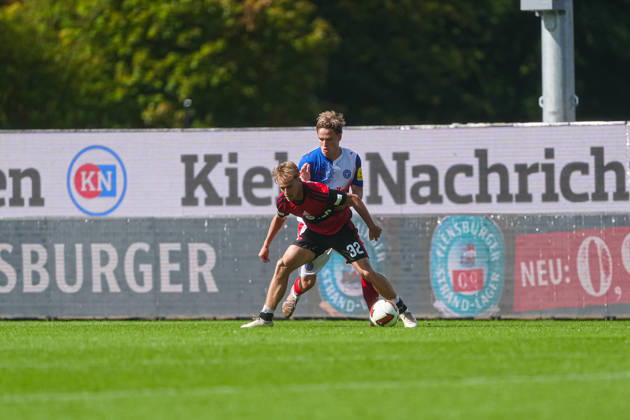 Tim Janisch (1. FC Nürnberg, 32), Jonas Therkelsen (Holstein Kiel, 10) GER, Holstein Kiel vs. 1. FC Nürnberg, Fußball, 2. Bundesliga, Spieltag 04, Saison 2026 2027, 05.09.2026 DFL REGULATIONS PROHIBIT ANY USE OF PHOTOGRAPHS AS IMAGE SEQUENCES AND OR QUASI-VIDEO GER, Holstein Kiel vs. 1. FC Nürnberg, Fußball, 2. Bundesliga, Spieltag 04, Saison 2026 2027, 05.09.2026 Kiel Copyright: xEibner-Pressefoto MarcelxvonxFehrnx EP_MFN