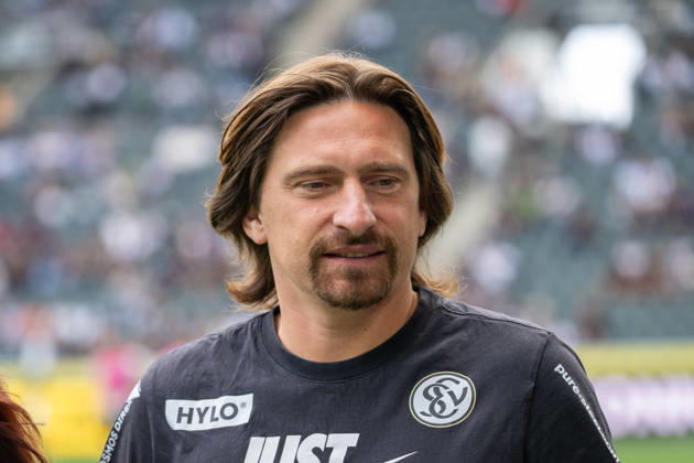 Vincent Wagner (SV Elversberg, Trainer) auf dem Weg zum Interview. Borussia Moenchengladbach vs. SV Elversberg, Fussball, 1. Bundesliga, 02. Spieltag, Saison 2026 2027, 05.09.2026 DFL DFB Regulations prohibit any use of Photographs as image sequences and or Quasivideo Borussia Moenchengladbach vs. SV Elversberg, Fussball, 1. Bundesliga, 02. Spieltag, Saison 2026 2027, 05.09.2026 Moenchengladbach Copyright: xEibner-Pressefoto ThomasxHaeslerx EP_THR