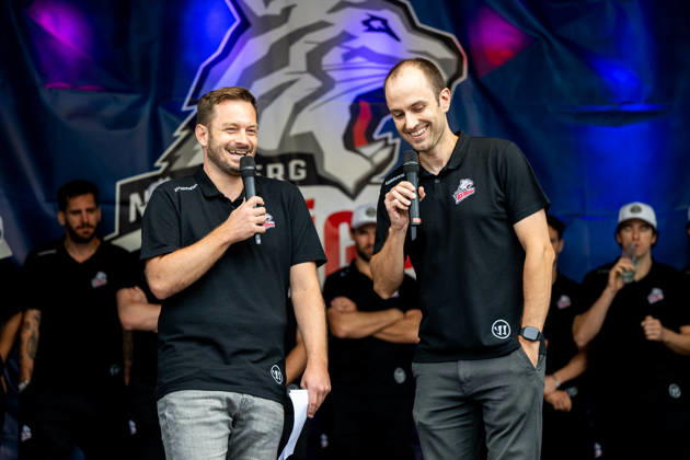 Sport Bilder des Tages 05.09.2026 - Eishockey - Saison 2026 2027 - Penny DEL - Saisoneröffnungsfeier Nürnberg Ice Tigers Icetigers - ERC Ingolstadt - ThHa - xthxhax - Christian Rupp (Stadionsprecher, Nürnberg Ice Tigers, NIT ) mit Roman Horlamus (Geschäftsführer, Nürnberg Ice Tigers, NIT )