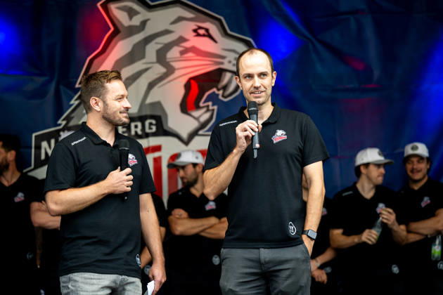 05.09.2026 - Eishockey - Saison 2026 2027 - Penny DEL - Saisoneröffnungsfeier Nürnberg Ice Tigers Icetigers - ERC Ingolstadt - ThHa - xthxhax - Christian Rupp (Stadionsprecher, Nürnberg Ice Tigers, NIT ) mit Roman Horlamus (Geschäftsführer, Nürnberg Ice Tigers, NIT )