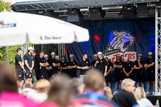 05.09.2026 - Eishockey - Saison 2026 2027 - Penny DEL - Saisoneröffnungsfeier Nürnberg Ice Tigers Icetigers - ERC Ingolstadt - ThHa - xthxhax - Chris Jandric (77, Nürnberg Ice Tigers, NIT ) mit Christian Rupp (Stadionsprecher, Nürnberg Ice Tigers, NIT )