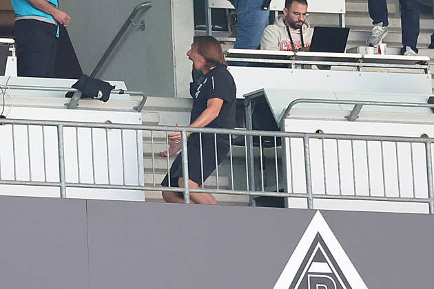 05.09.2026, xrekx, Fussball 1.Bundesliga, Borussia Moenchengladbach - SV Elversberg v.l. Spielende Vincent Wagner Trainer (SV 07 Elversberg) auf der Pressetribüne, Pressetribuene Mannschaft, Spieler, jubeln nach Spielende, Team, Player, celebrate at the end of the match (DFL DFB REGULATIONS PROHIBIT ANY USE OF PHOTOGRAPHS as IMAGE SEQUENCES and or QUASI-VIDEO) Moenchengladbach