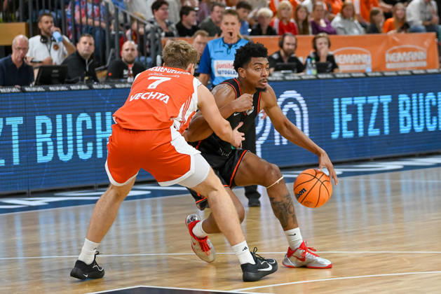 Quinton MIncey (Bakken Bears, 03) am Ball gegen Peter Hemschemeier (RASTA Vechta, 07) RASTA Vechta vs. Bakken Bears, Testspiel, Saison 2026 2027, 05.09.2026, RASTA Vechta vs. Bakken Bears, Testspiel, Saison 2026 2027, 05.09.2026 Vechta Copyright: xEibner-Pressefoto RobertxGertzenx EP_RGN